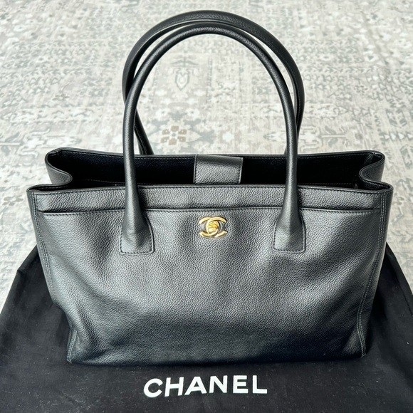 CHANEL Black Leather Medium Executive Cerf Tote - New Pristine Condition - Picture 2 of 14